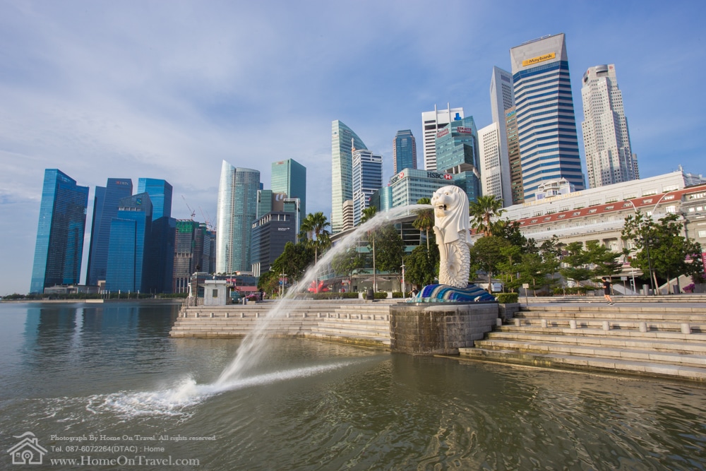 Home On Travel - The Merlion fountain in front of the business building and view of Marina Bay in Singapore