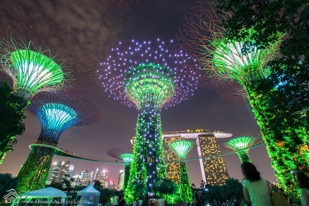 Home On Travel - Night view of The Supertree and Marina Bay Sands Hotel at Gardens by the Bay in Singapore