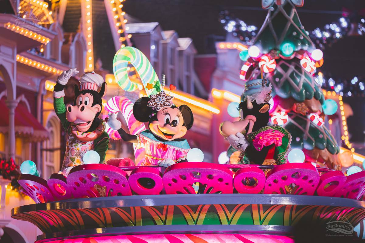 night-parade-at-disneyland-paris